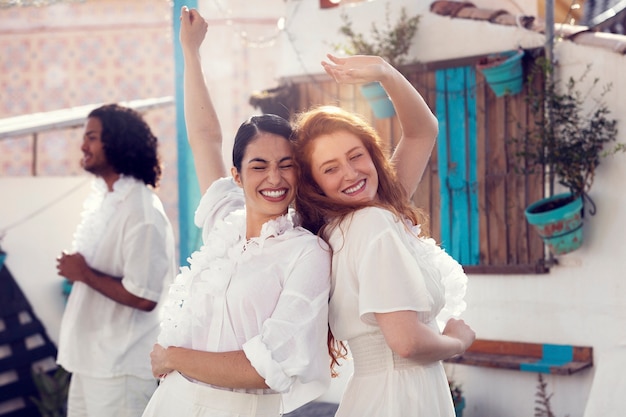 Jeune adulte s'amusant à la fête blanche