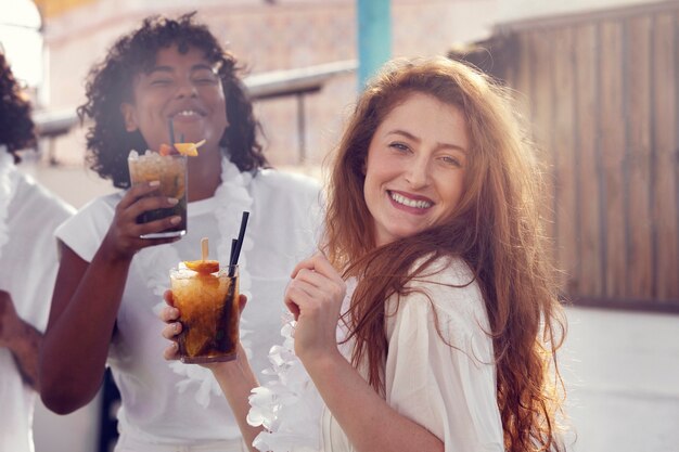 Jeune adulte s'amusant à la fête blanche