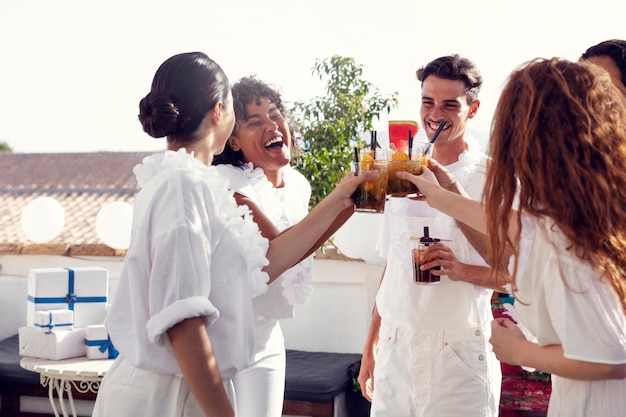 Photo gratuite jeune adulte s'amusant à la fête blanche