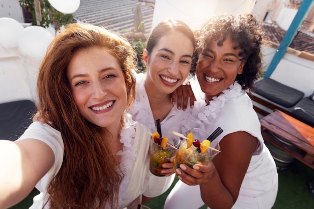 Photo gratuite jeune adulte s'amusant à la fête blanche