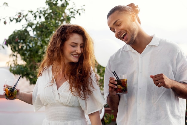 Jeune adulte s'amusant à la fête blanche