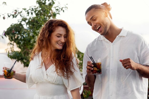 Jeune adulte s'amusant à la fête blanche