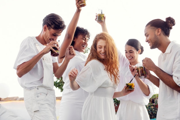 Jeune adulte s'amusant à la fête blanche