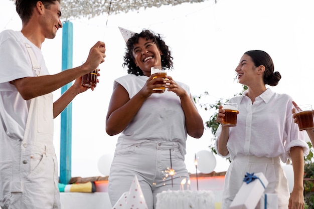 Photo gratuite jeune adulte s'amusant à la fête blanche