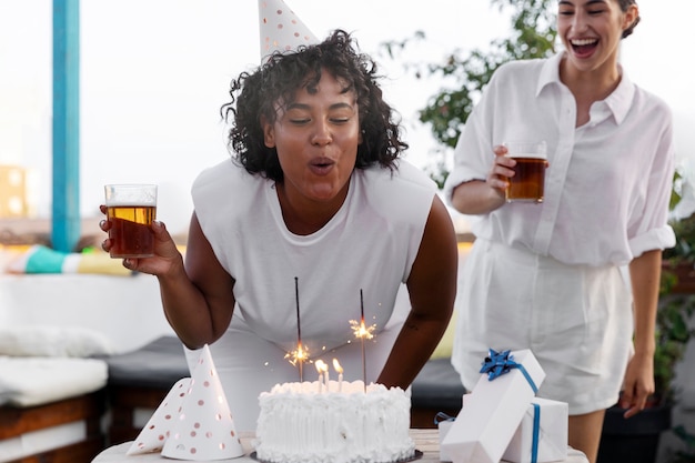 Photo gratuite jeune adulte s'amusant à la fête blanche