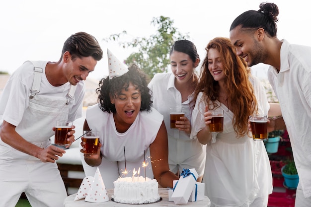 Photo gratuite jeune adulte s'amusant à la fête blanche