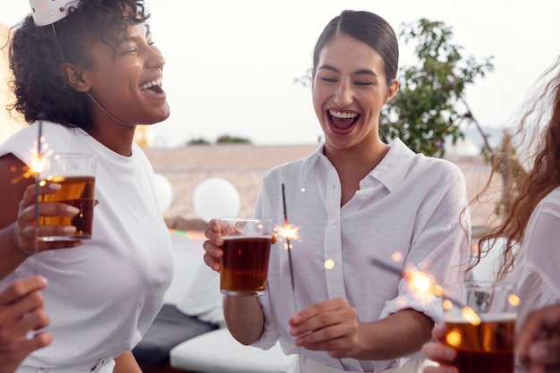 Jeune adulte s'amusant à la fête blanche