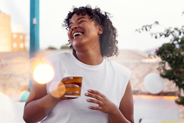 Jeune adulte s'amusant à la fête blanche