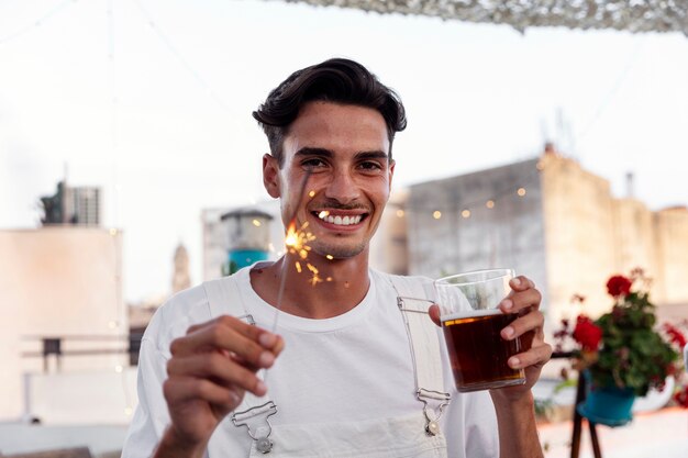 Photo gratuite jeune adulte s'amusant à la fête blanche