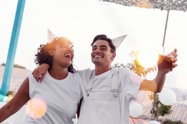 Jeune adulte s'amusant à la fête blanche