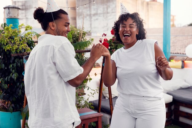 Jeune adulte s'amusant à la fête blanche