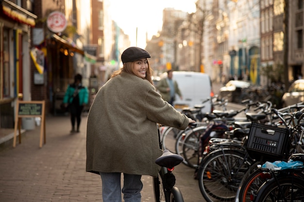 Photo gratuite jeune adulte utilisant la mobilité durable