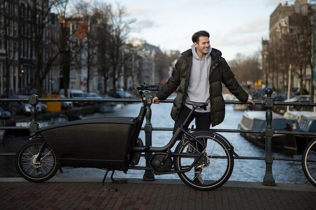 Jeune adulte utilisant la mobilité durable