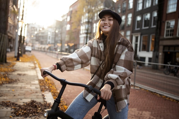 Jeune adulte utilisant la mobilité durable