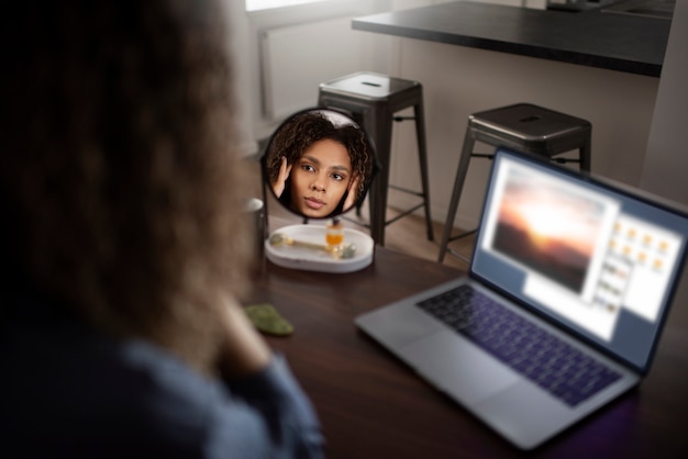 Jeune adulte utilisant un produit de soin du visage