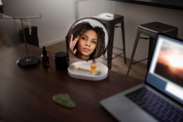 Jeune adulte utilisant un produit de soin du visage