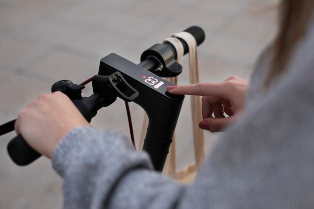 Jeune adulte utilisant un scooter électrique pour le transport