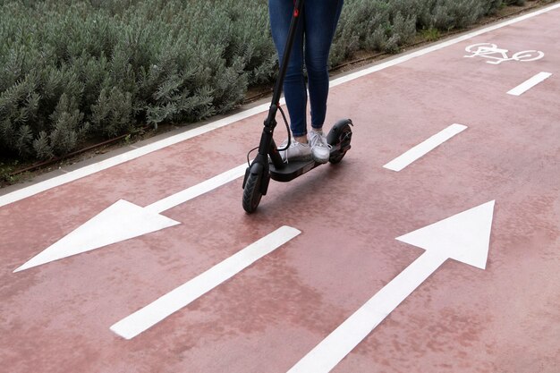 Jeune adulte utilisant un scooter électrique pour le transport