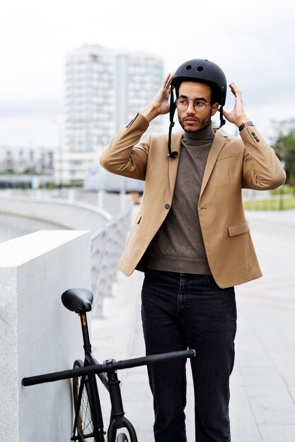 Photo gratuite jeune adulte à vélo pour aller travailler en ville