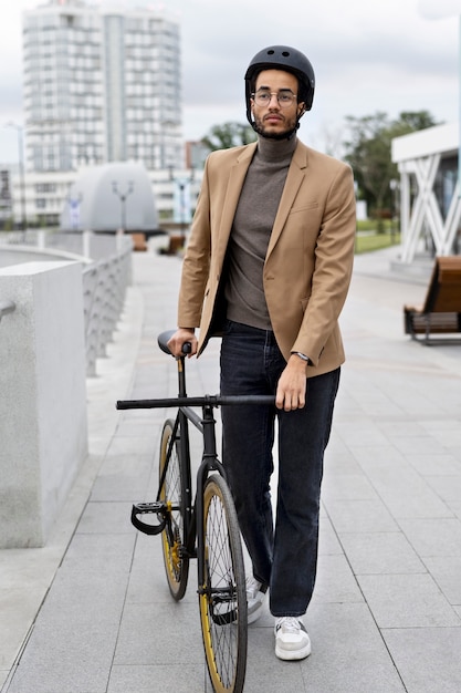 Photo gratuite jeune adulte à vélo pour aller travailler en ville