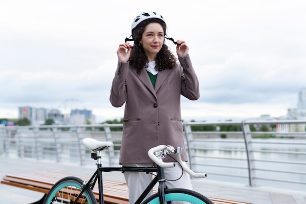 Photo gratuite jeune adulte à vélo pour aller travailler en ville