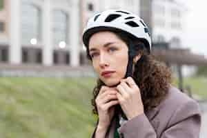 Photo gratuite jeune adulte à vélo pour aller travailler en ville