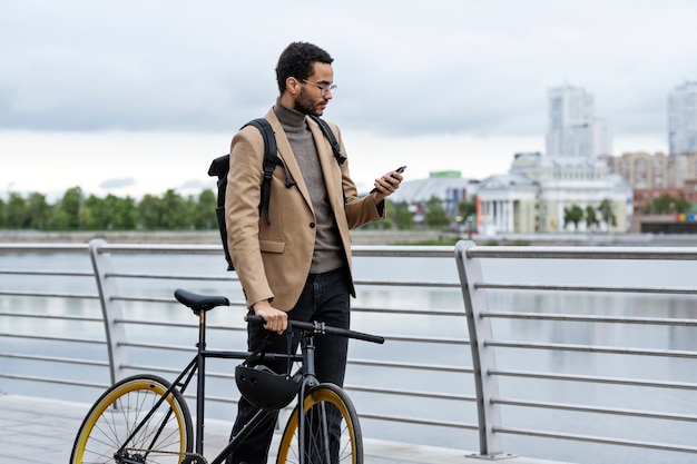 Photo gratuite jeune adulte à vélo pour aller travailler en ville