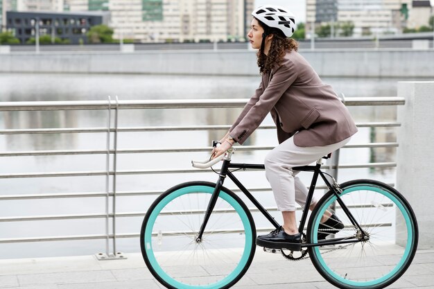 Jeune adulte à vélo pour aller travailler en ville