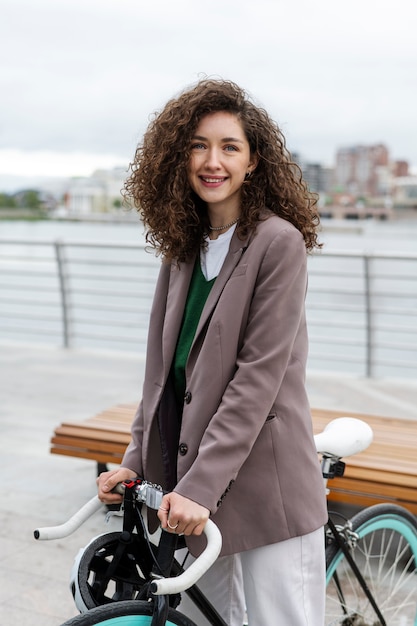 Photo gratuite jeune adulte à vélo pour aller travailler en ville