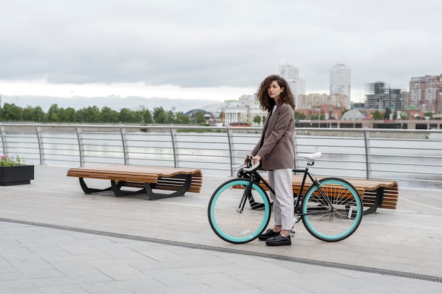 Photo gratuite jeune adulte à vélo pour aller travailler en ville