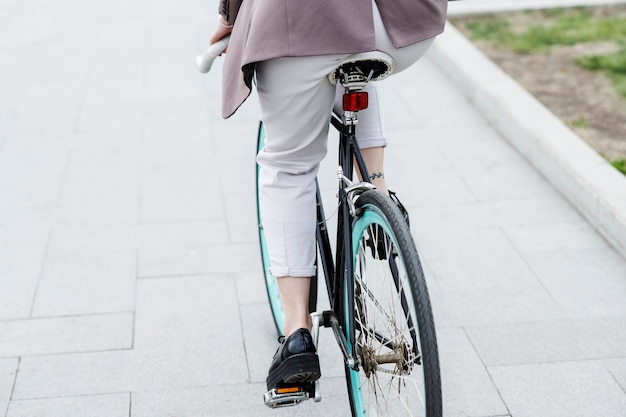 Photo gratuite jeune adulte à vélo pour aller travailler en ville