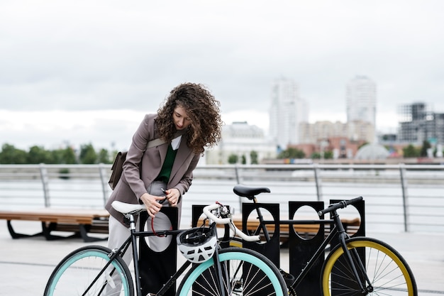 Photo gratuite jeune adulte à vélo pour aller travailler en ville
