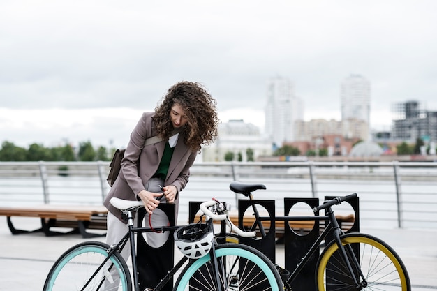 Jeune adulte à vélo pour aller travailler en ville