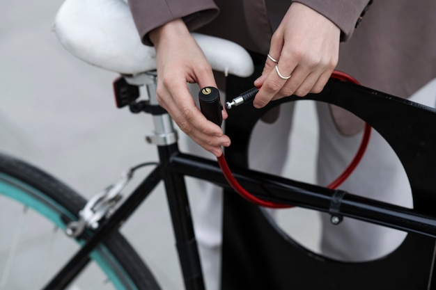 Photo gratuite jeune adulte à vélo pour aller travailler en ville