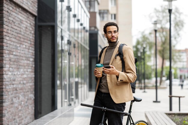 Jeune adulte à vélo pour aller travailler en ville