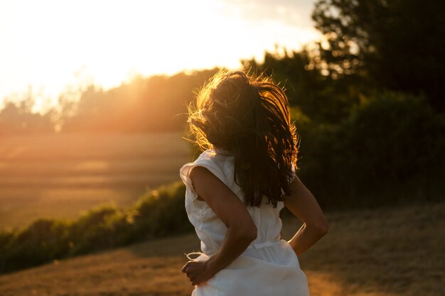 Jeune adulte vivant en liberté