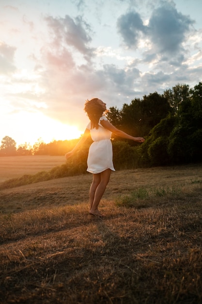 Jeune adulte vivant en liberté