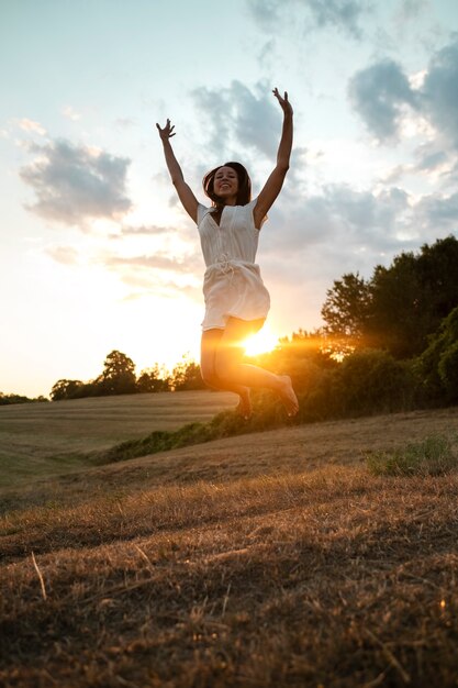 Jeune adulte vivant en liberté