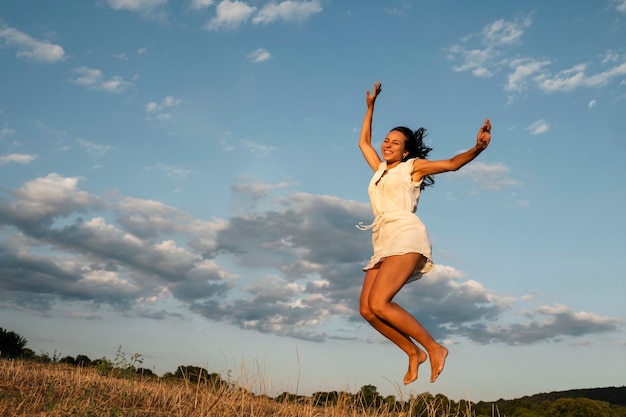 Jeune adulte vivant en liberté