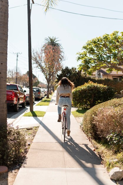 Jeune adulte voyageant en mobilité durable