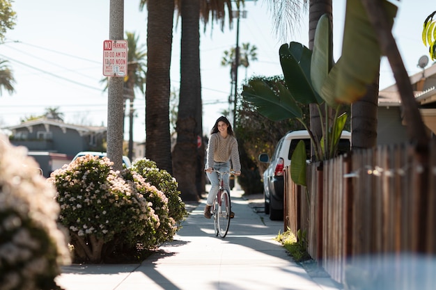 Jeune adulte voyageant en mobilité durable