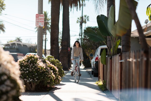 Jeune adulte voyageant en mobilité durable