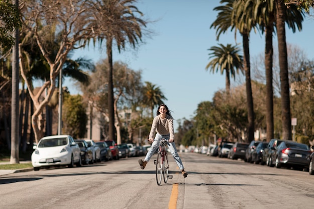 Jeune adulte voyageant en mobilité durable