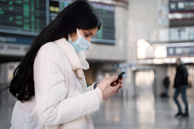 Jeune adulte voyageant avec un passeport de vaccination