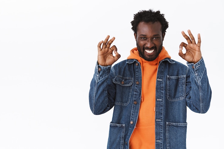 Photo gratuit un jeune afro-américain gai, créatif et confiant a tout sous contrôle, la fête du spectacle est géniale
