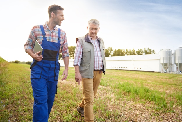 Photo gratuite jeune agriculteur s'occupant de son entreprise