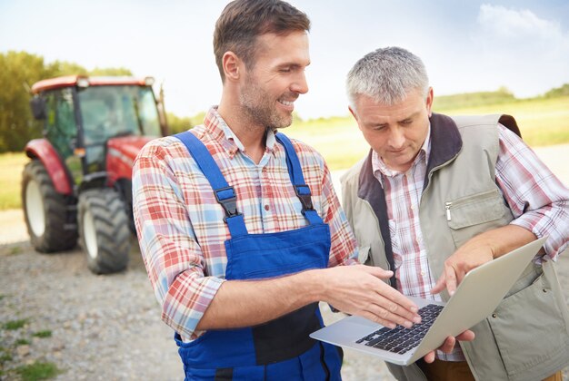 Jeune agriculteur s'occupant de son entreprise