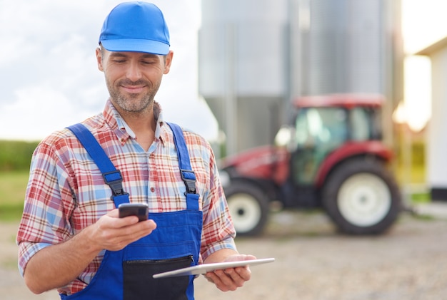 Photo gratuite jeune agriculteur s'occupant de son entreprise