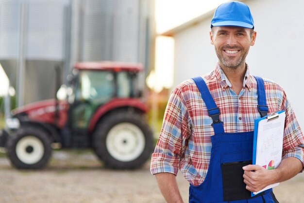 Jeune agriculteur s'occupant de son entreprise