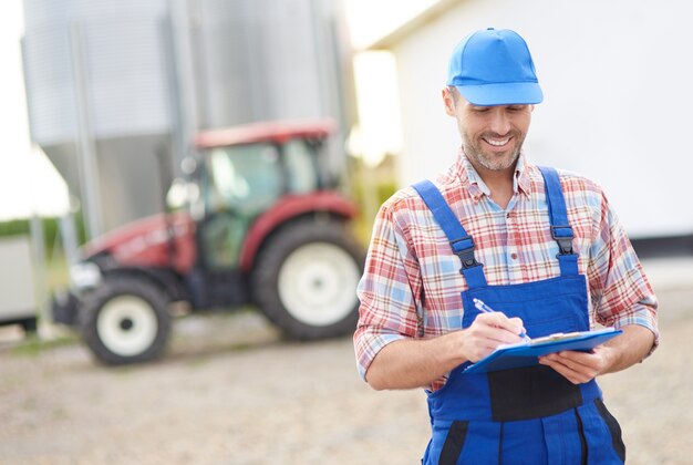 Photo gratuite jeune agriculteur s'occupant de son entreprise